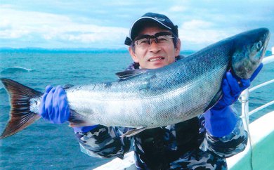 北海道といえば、秋鮭！イカ！の船釣り体験（5名様）