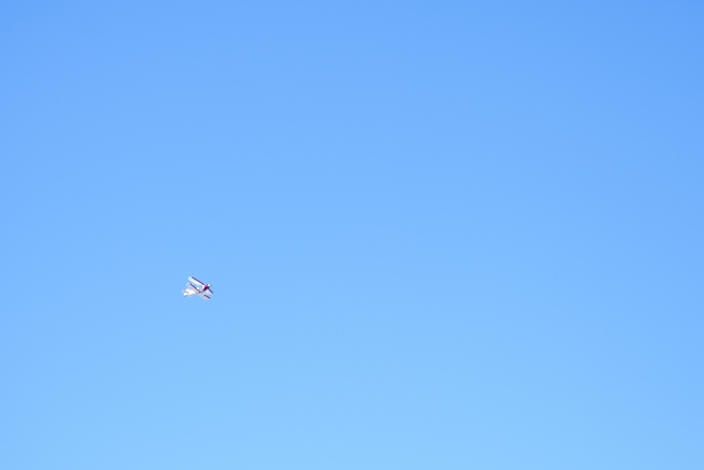 雲ひとつない空に１つの飛行機