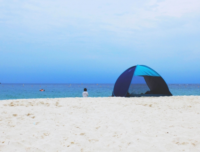 浜辺でテント